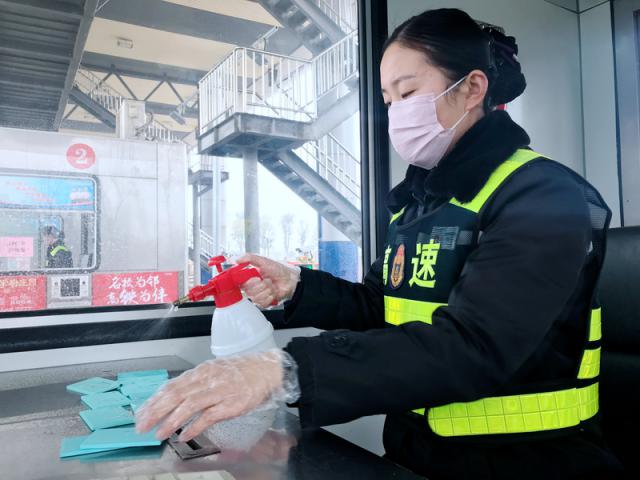 一線員工配備口罩、手套等防護(hù)用品堅(jiān)守崗位，同時(shí)做好辦公、生活區(qū)域及CPC卡的消毒。_調(diào)整大小.png