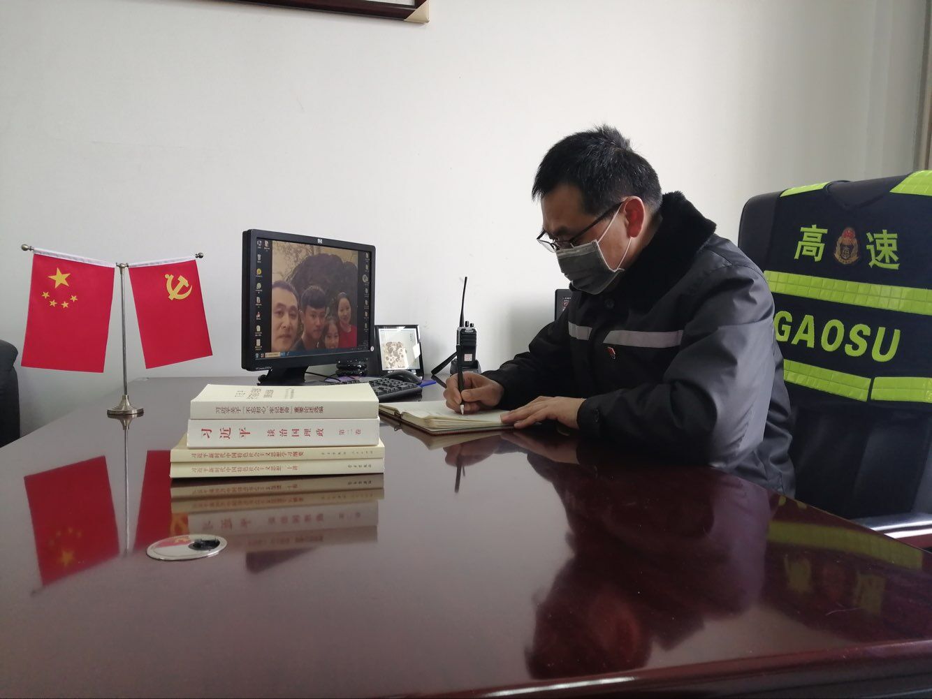 界阜蚌公司利辛東站青年團(tuán)員積極做宣傳志愿者，在收費廣場發(fā)放“知艾防艾宣傳單”，營造良好的艾滋病防治社會環(huán)境。.jpg