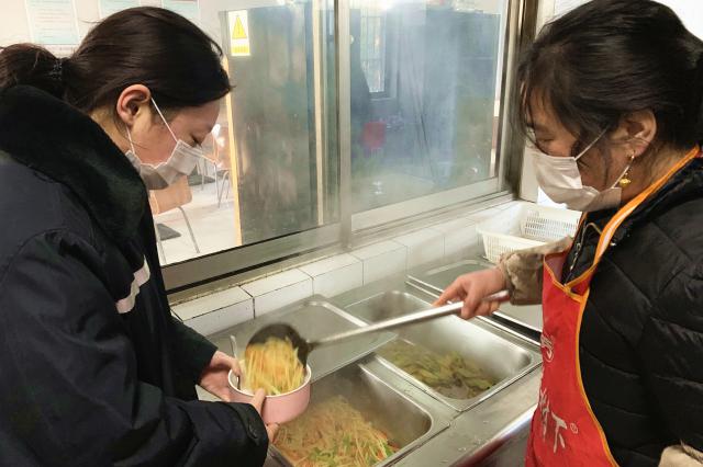 楊阿姨貼心守護(hù)十幾個“孩子”.jpg