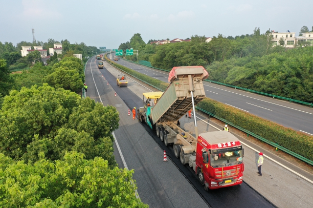 7月15日，滬武高速馬巢段進(jìn)行單車道路面銑刨重鋪?zhàn)鳂I(yè)。.png