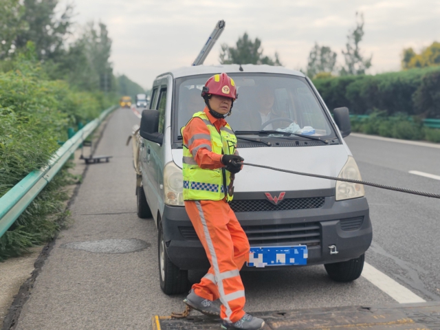 亳州中心阜陽(yáng)段上行K376施救員徐建才調(diào)整拖車(chē)鋼絲繩，開(kāi)展救援行動(dòng)。.jpg